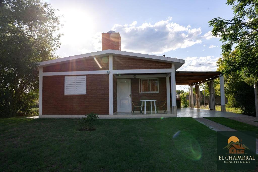 een klein rood bakstenen huis met een veranda bij Cabaña El Chaparral Villa Dolores, Traslasierra 4 in Villa Dolores