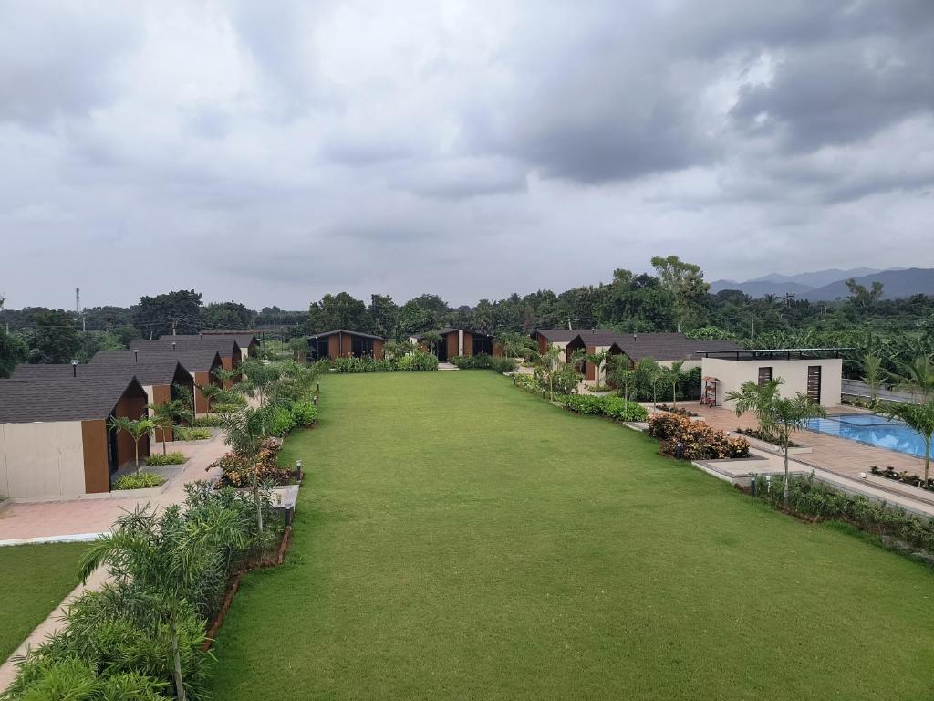 Hồ bơi trong/gần Navjivan Resort