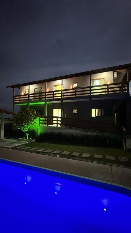 een gebouw 's nachts met de lichten aan bij Pousada Village da Praia in Guarapari