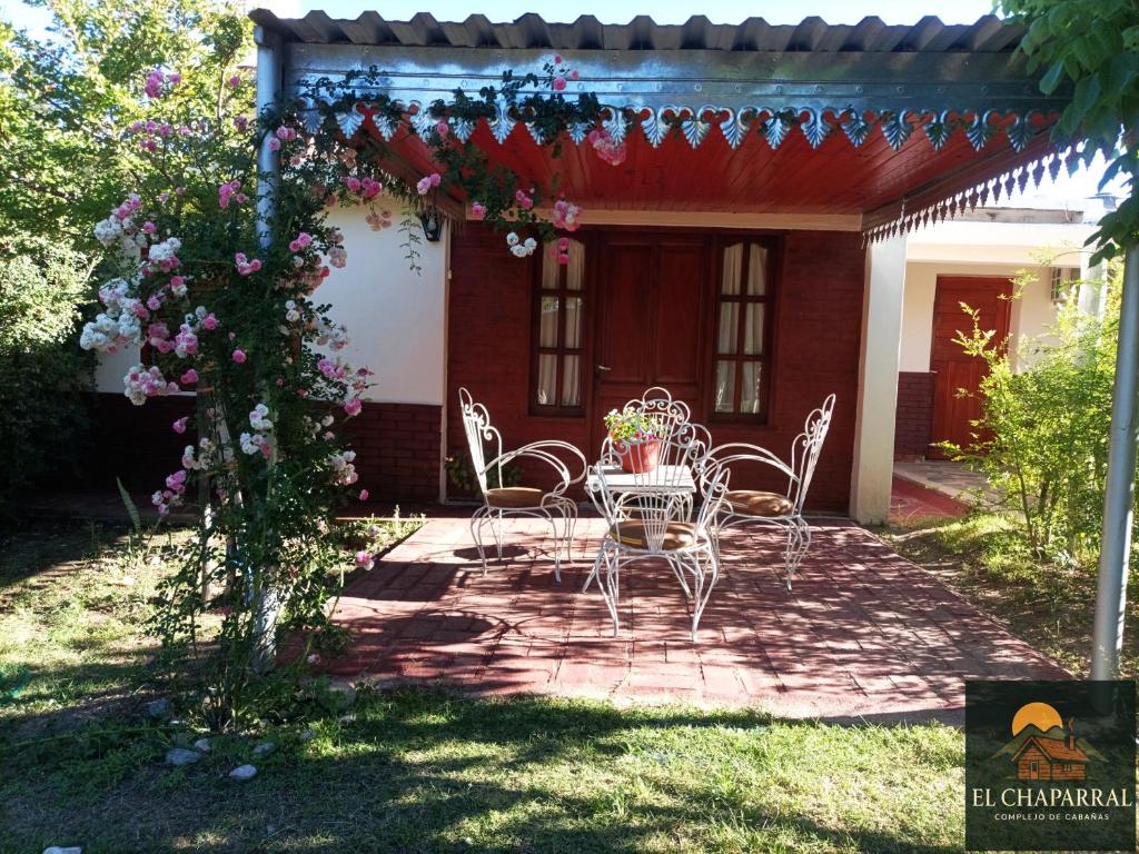 een terras met een tafel en stoelen voor een huis bij Casa El Chaparral Villa Dolores, Traslasierra 3 in Piedra Pintada