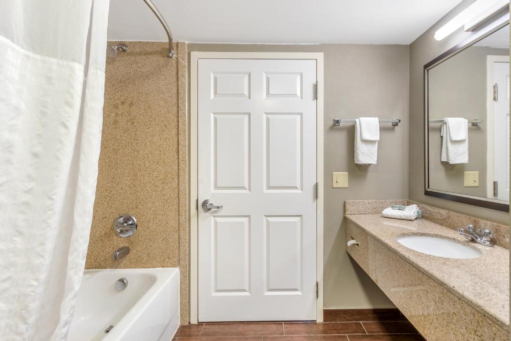 Comfort Inn & Suites North Charleston - Northwoods photo