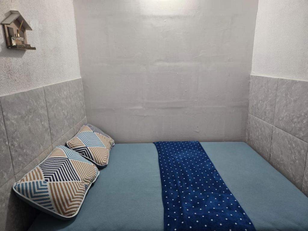 En eller flere senge i et værelse på Quarto individual ou casal próximo a rodoviária e aeroporto