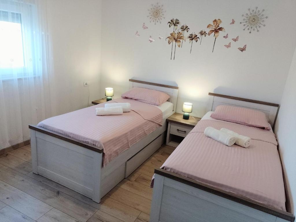 En eller flere senge i et værelse på Apartman Josy with gorgeous garden