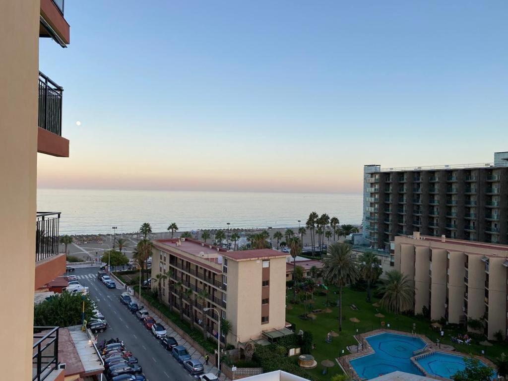 een uitzicht op de oceaan vanuit een gebouw bij ideal apartamento a pie de playa in Torremolinos