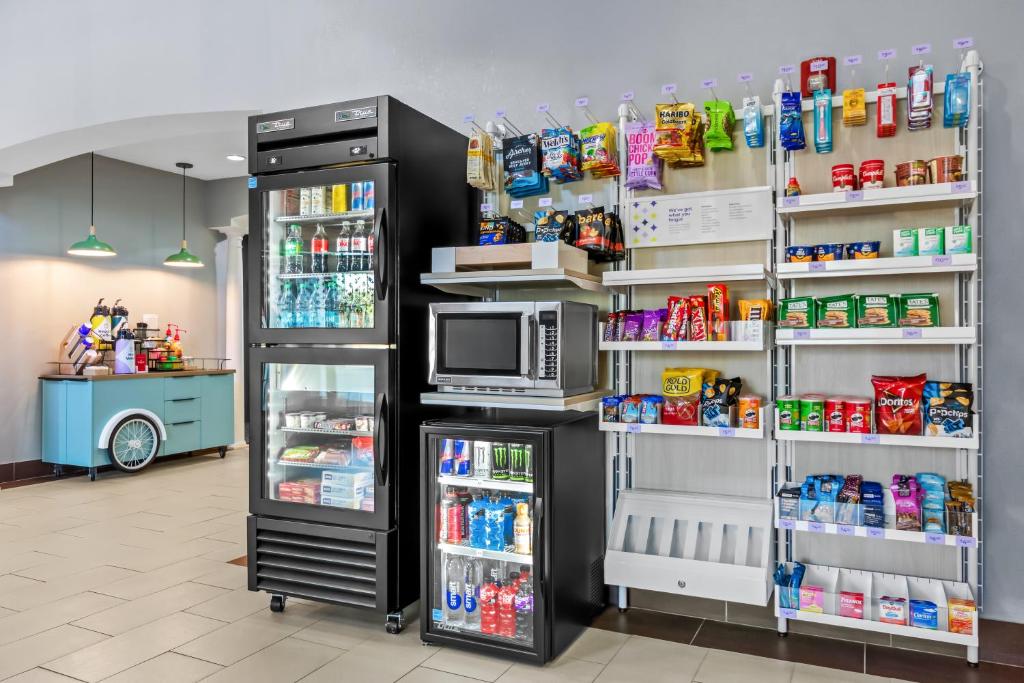 un corridoio del supermercato con un frigorifero e un forno a microonde di Spark by Hilton a La Grange