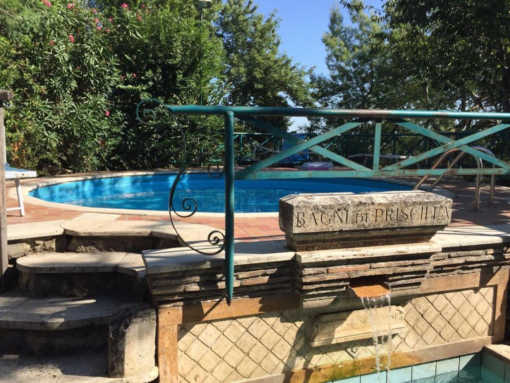 una piscina con un cartel que dice parque independiente de Brasil en Hotel Antico Residence Roma, en Monterosi