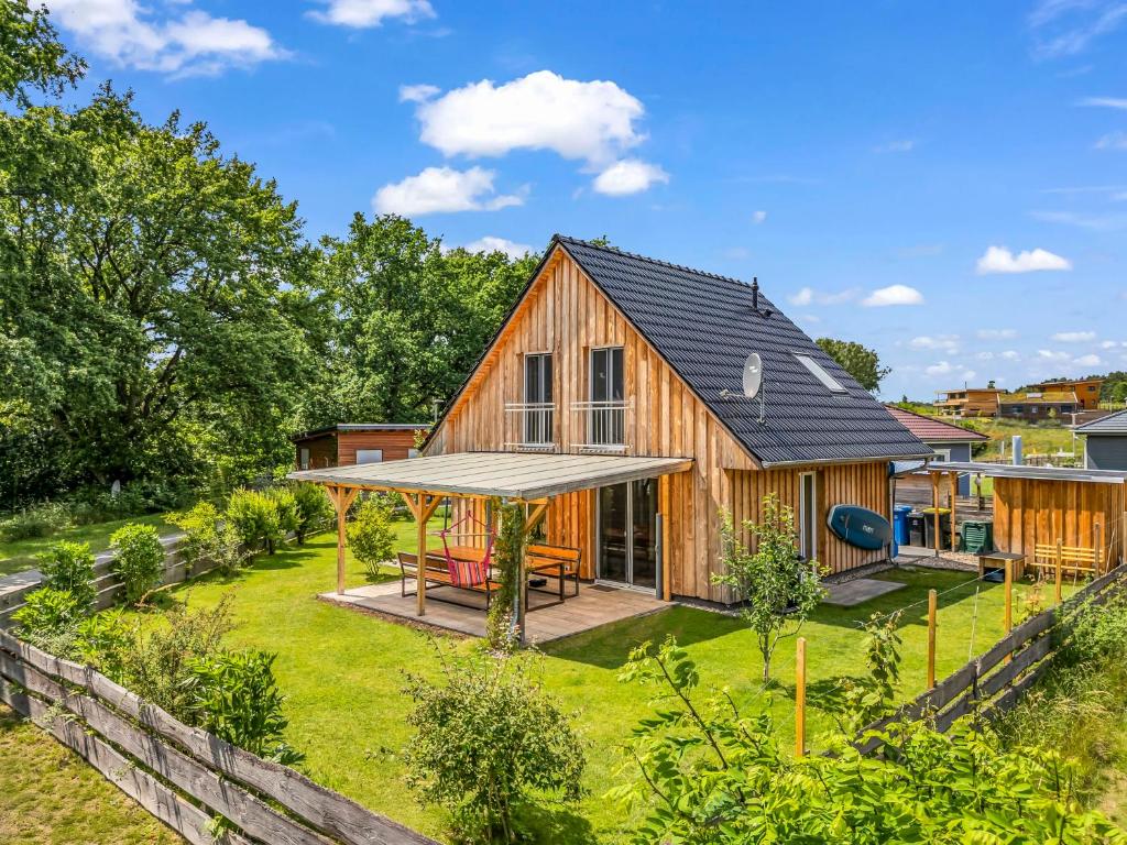 a barn style house with a large backyard at Haus am Seeufer mit Badestelle in 200m, große Sonnenterrasse, umzäunter Garten, Hunde willkommen in Rheinsberg