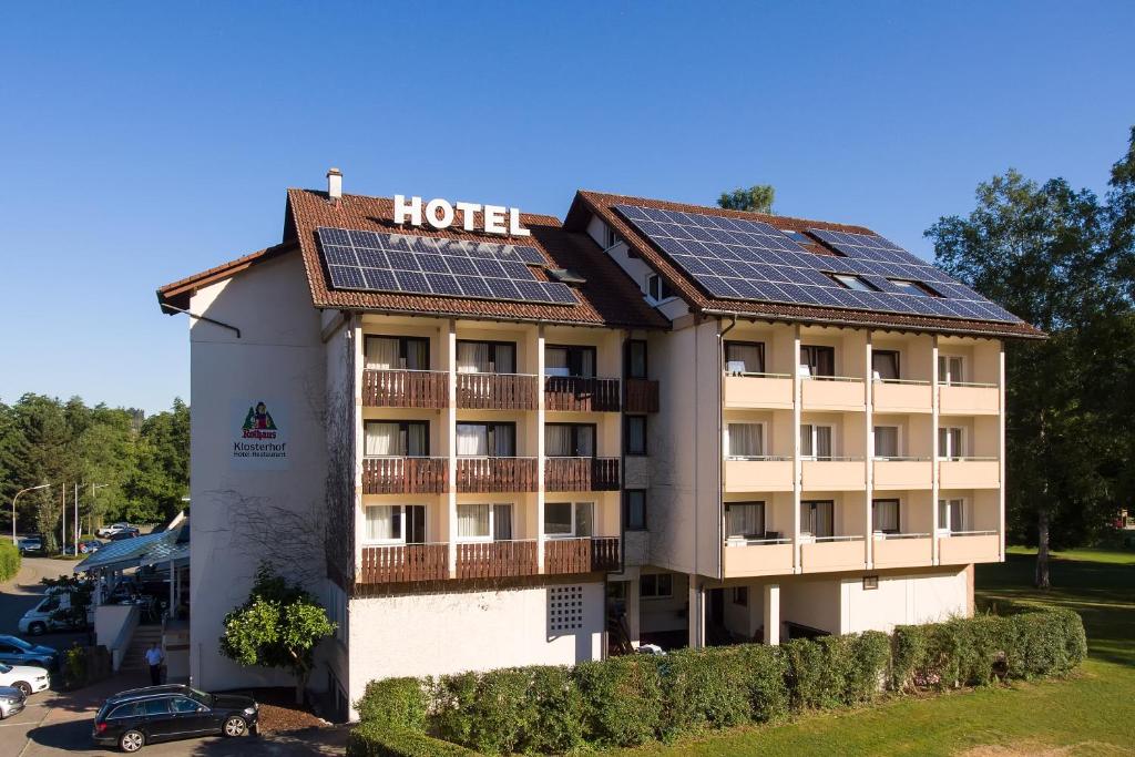 ein Hotel mit Sonnenkollektoren auf dem Dach in der Unterkunft Hotel Klosterhof in Wehr