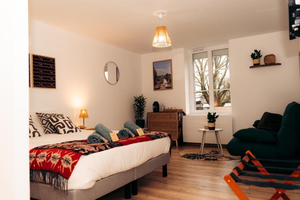 ein Schlafzimmer mit Bett und ein Wohnzimmer in der Unterkunft Maison Le Catelier in Le Catelier