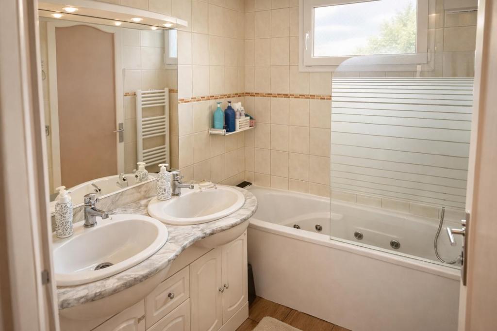 Koupelna v ubytování Chambre tout confort Saphir 1 à 3 P dans belle maison