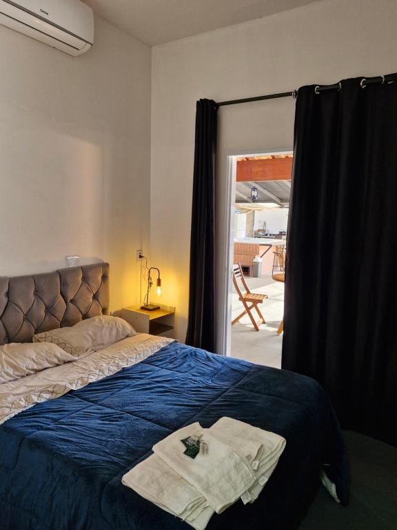 una camera da letto con un letto e un asciugamano sopra di Chacara cad club quarto de casal a Sao Jose do Rio Preto