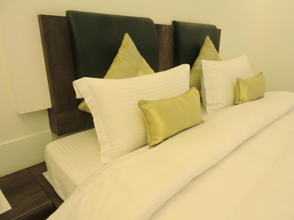 A bed or beds in a room at Hotel Kalyan's - Mansingh Inn