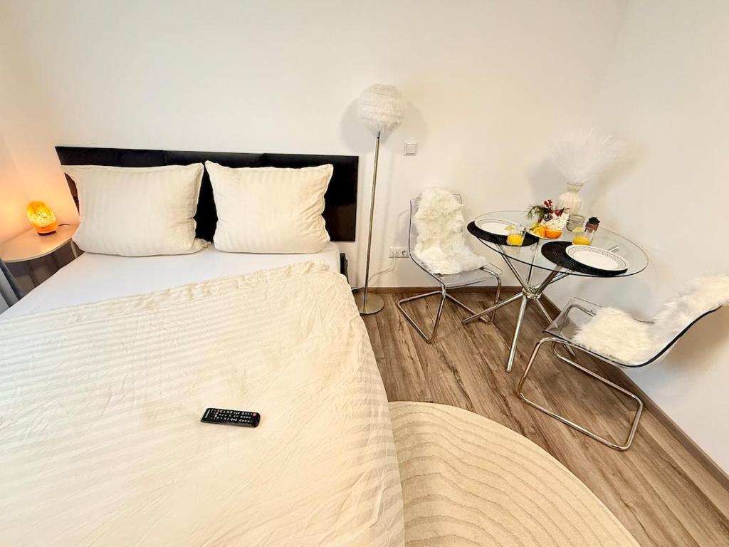 Postel nebo postele na pokoji v ubytování Zentrumsnahe Wohnung - Tram, Amazon Prime und Self Check in