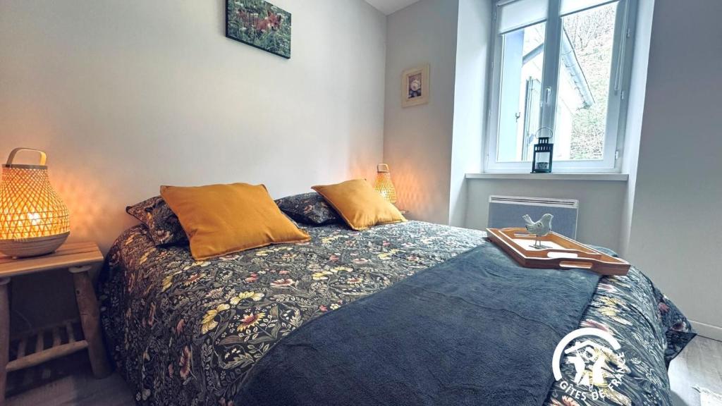 een slaapkamer met een bed, een tafel en een raam bij Le moulin de cameliere in Caudebronde