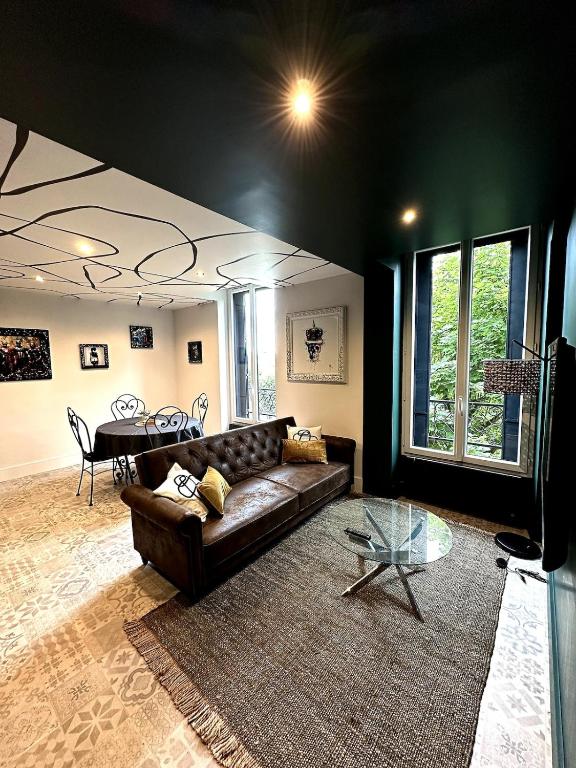 a living room with a couch and a table at Appartement - Le Prestige in Saint-Chéron