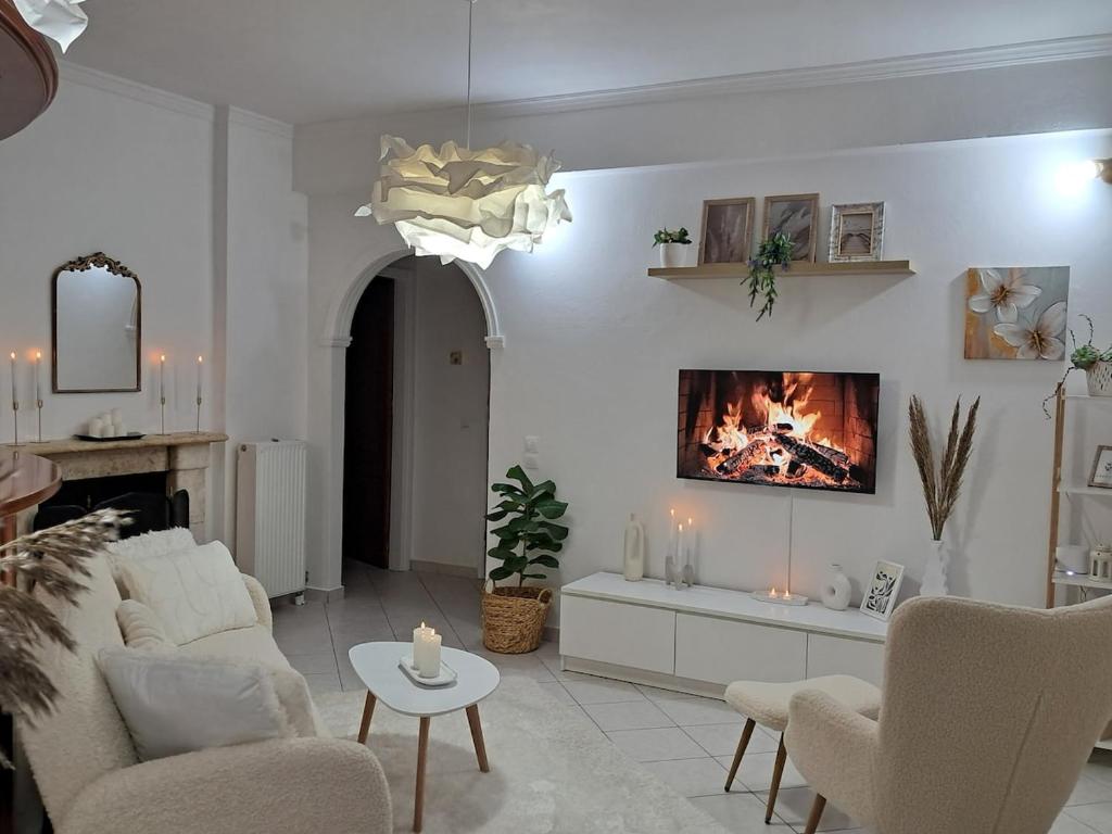 een woonkamer met een open haard in de muur bij Sundora Sweet Home in (( Agía Eleoúsa ))