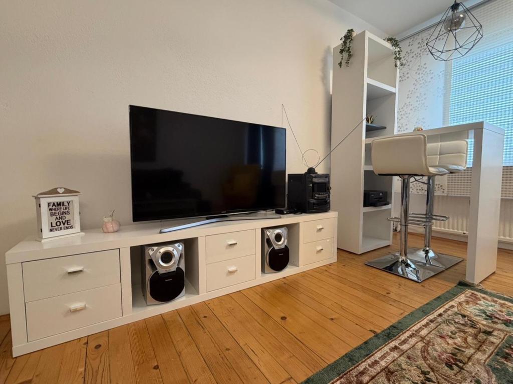 een woonkamer met een flatscreen-tv op een entertainmentcentrum bij Guest House Kragujevac in Kragujevac