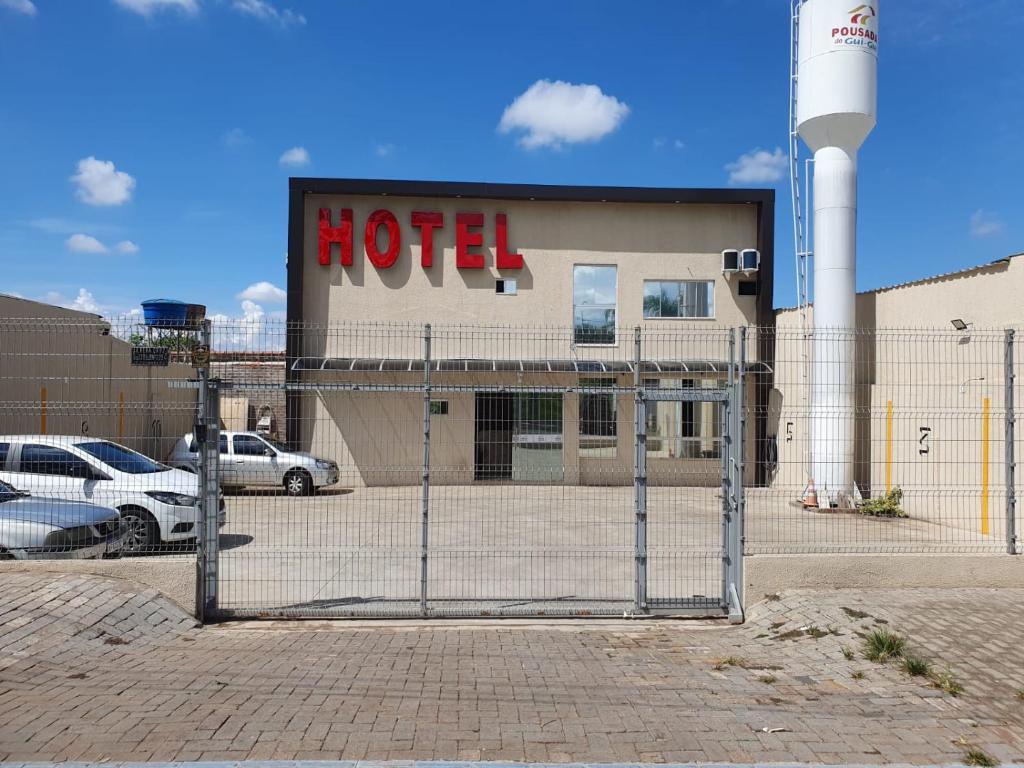 a metal gate in front of a motel at Pousada do Gui-Gui Aeroporto in Goiânia