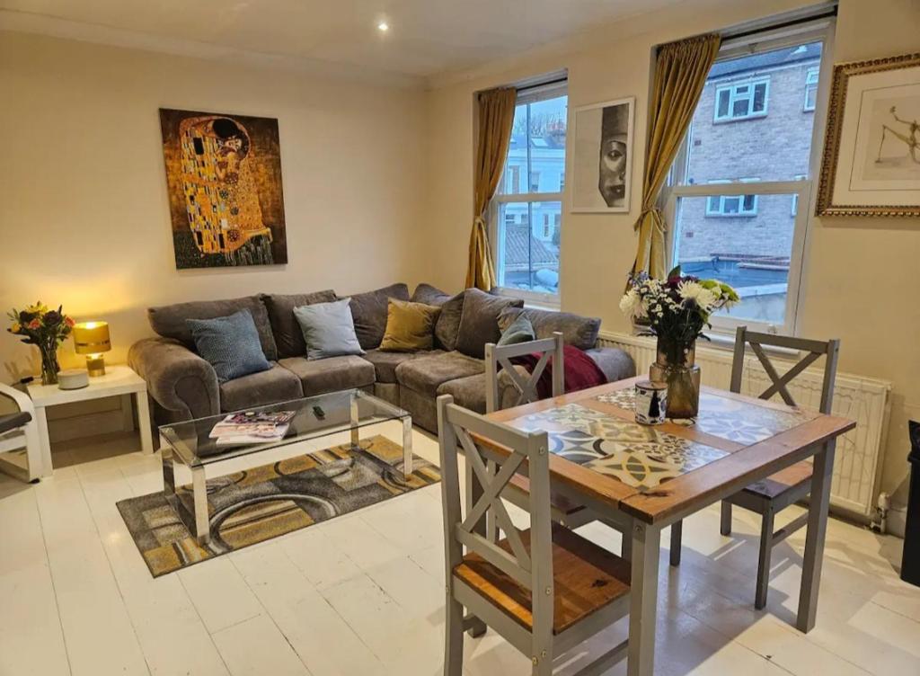 Et opholdsområde på Lovely apartment in Barnes and garage