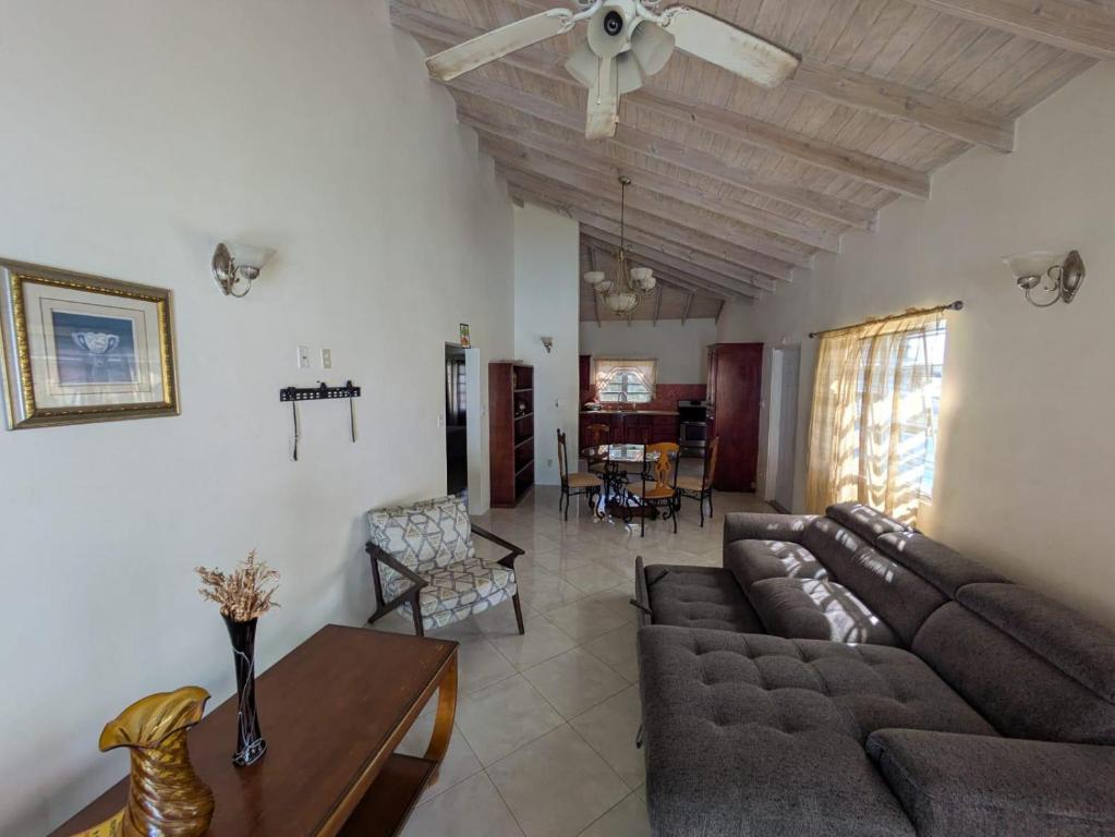 Billede fra billedgalleriet på 1305 Palm Drive Cedar Valley Gardens i Cassada Gardens