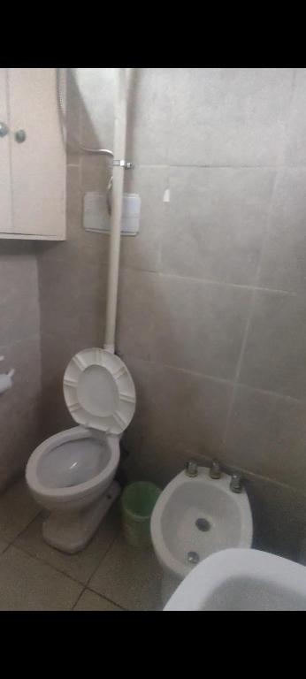 un bagno con un water bianco e un lavandino di casa en las dalias a Mar del Plata