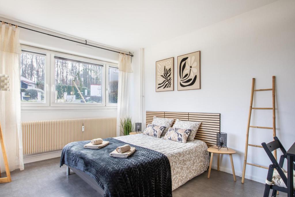 Postel nebo postele na pokoji v ubytování L'Eden Appart, Fibre, Garage, Balcon, Calme et Cosy