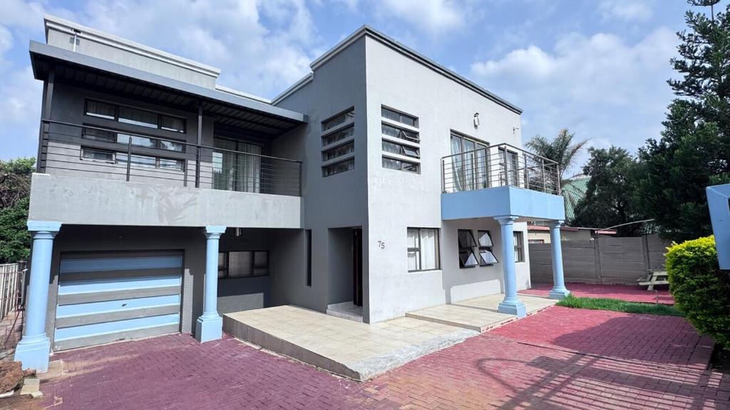 Casa bianca con balcone e garage di 3 Bed - Modern Retreat with Stay-in helper a Bloemfontein