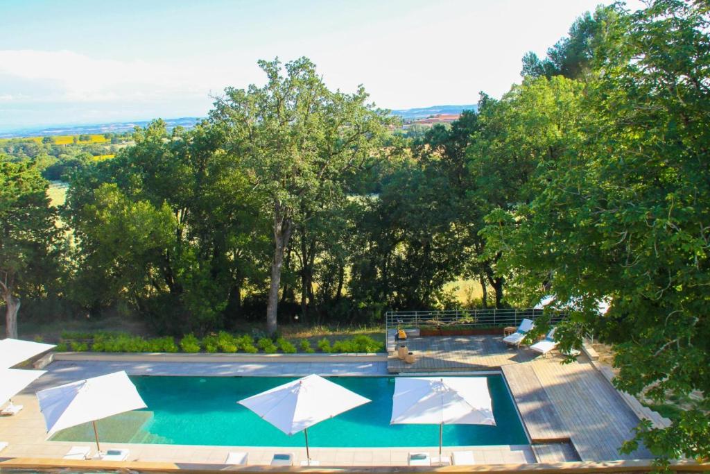 an overhead view of a swimming pool with umbrellas at Le domaine de rigou in Lasbordes