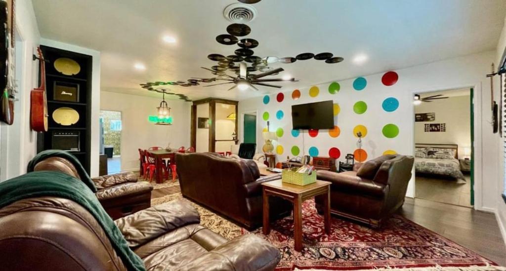 un soggiorno con divani in pelle e TV di The Venue a Lubbock