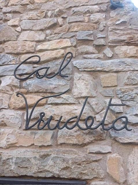 a sign on the side of a stone building at Cal Viudeta in Vilanova de Meyá