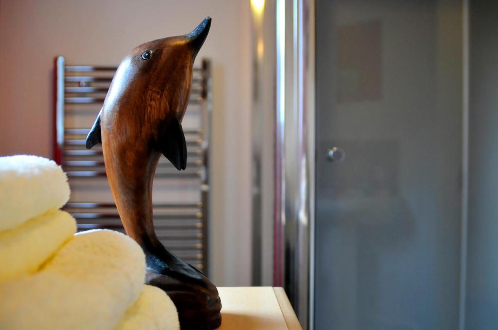 uma estátua de um golfinho sentado numa mesa em Beinn Edra apartment em Staffin