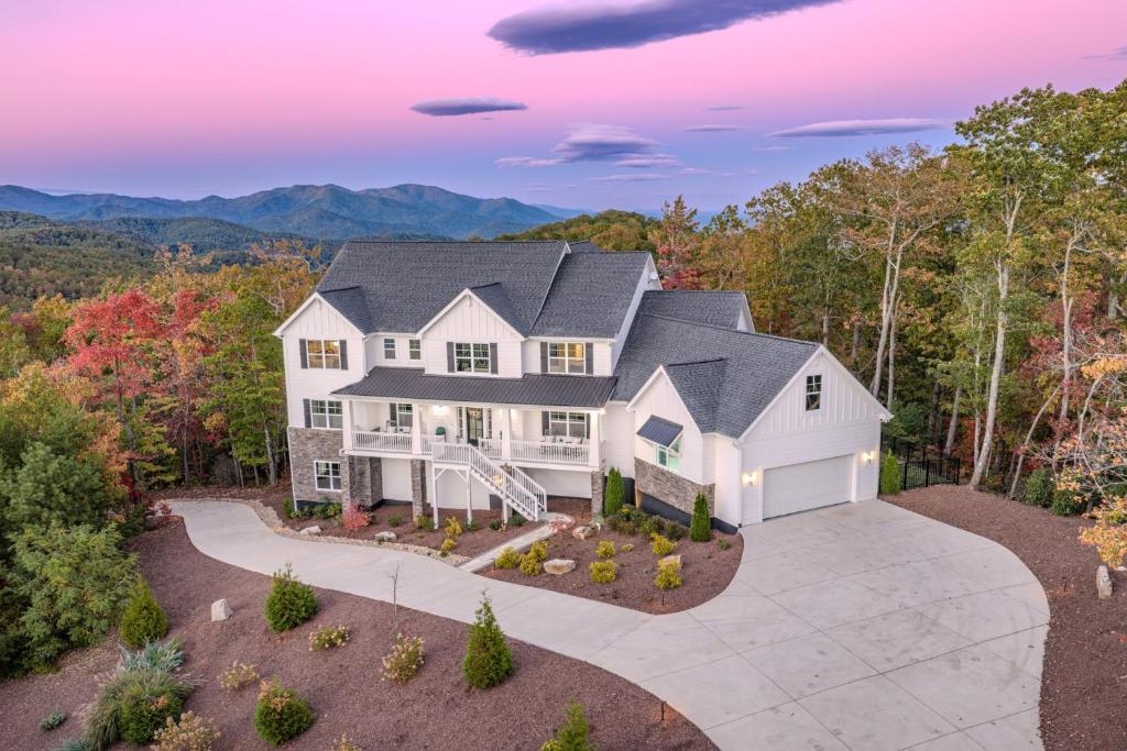 een luchtzicht op een huis met een oprit bij Catawba Falls Manor in Ridgecrest