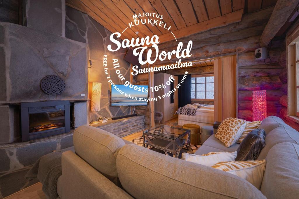 Ein Wohnzimmer mit Sofas und einem Schild mit der Aufschrift „Saunawelt“. in der Unterkunft Kuukkeli Log Houses Teerenpesä - Superior Suite A49 in Saariselkä