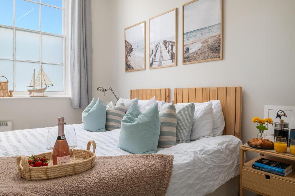 Posezení v ubytování Charming 2 Bedroom Apartment in a Converted Chapel - Free Parking, Smart TV, Fast WiFi and Self-Check-In by Yoko Property