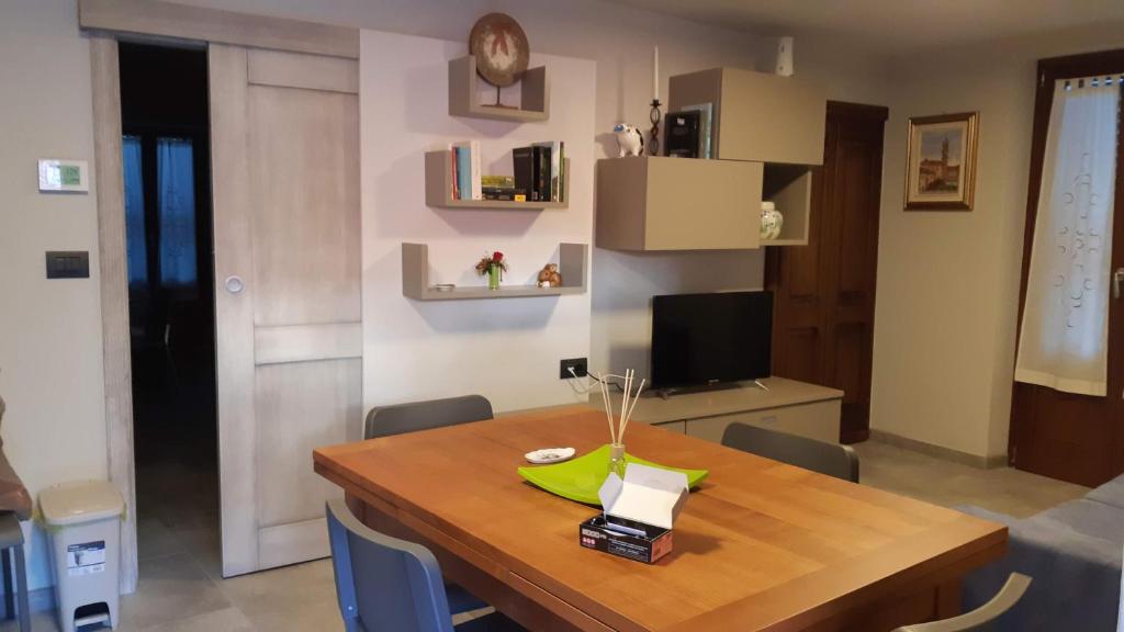 une salle à manger avec une table et des chaises en bois dans l'établissement Da Milena, à Frabosa Sottana