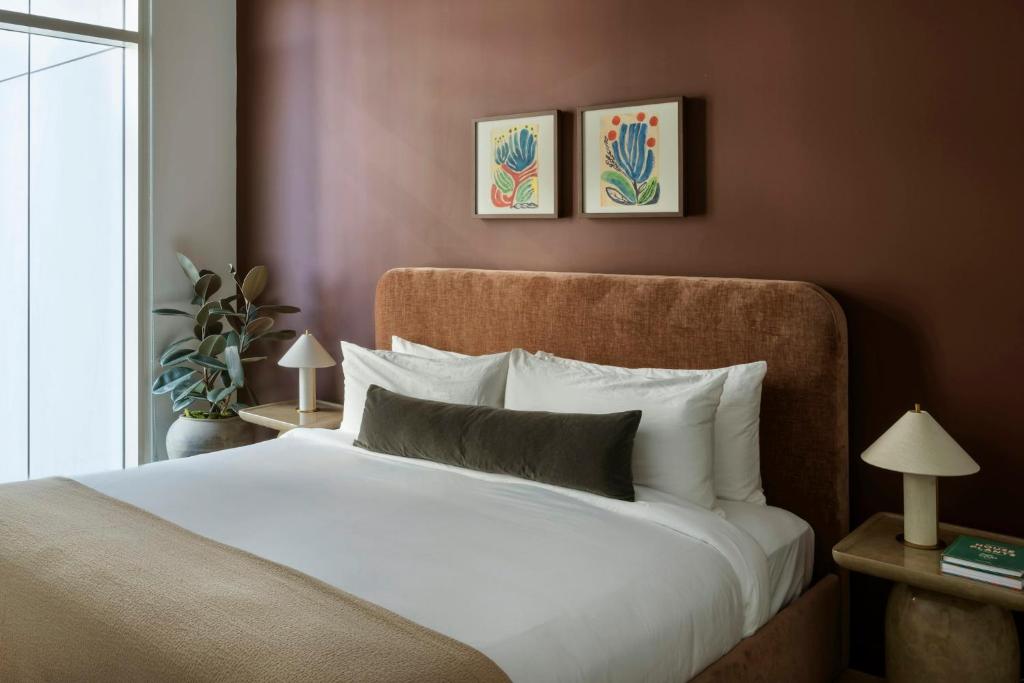 En eller flere senge i et værelse på ROOST Rainey