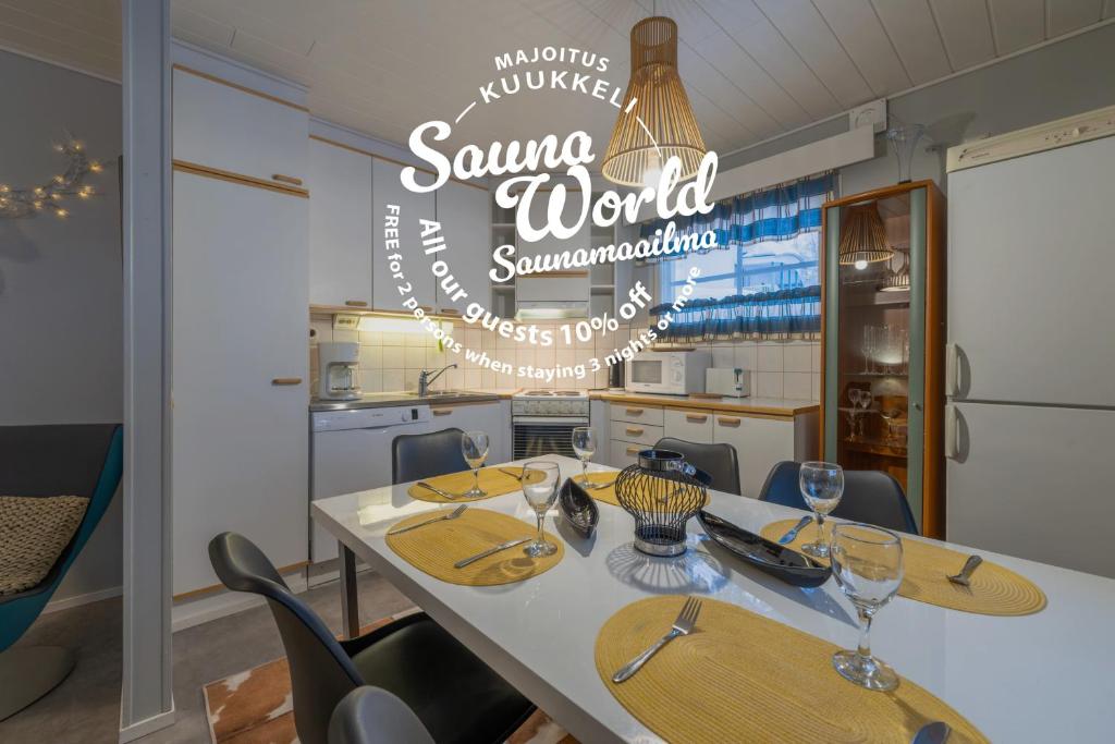 ein Esszimmer mit Tisch und Stühlen in der Unterkunft Kuukkeli Apartments in Saariselkä