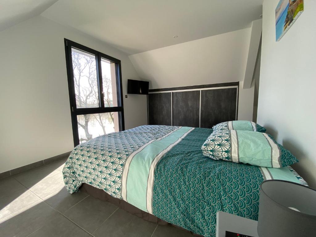 une chambre avec un lit avec une tête de lit en bois et une fenêtre dans l'établissement Chambres d'hôtes bord de Saône, à Lamarche-sur-Saône