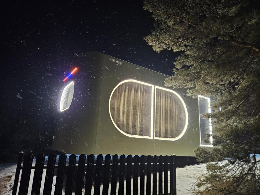 een klein gebouw met een raam in de sneeuw bij Econest Aparan in Aparan