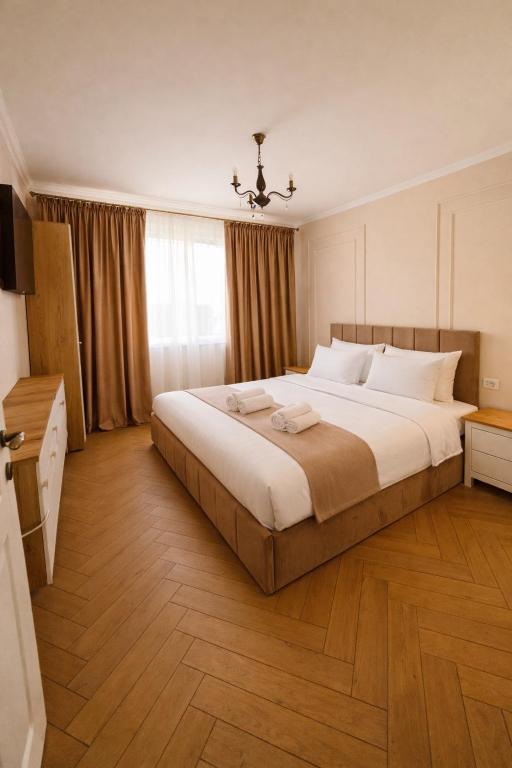 a bedroom with a large bed in a room at Andra in Drobeta-Turnu Severin