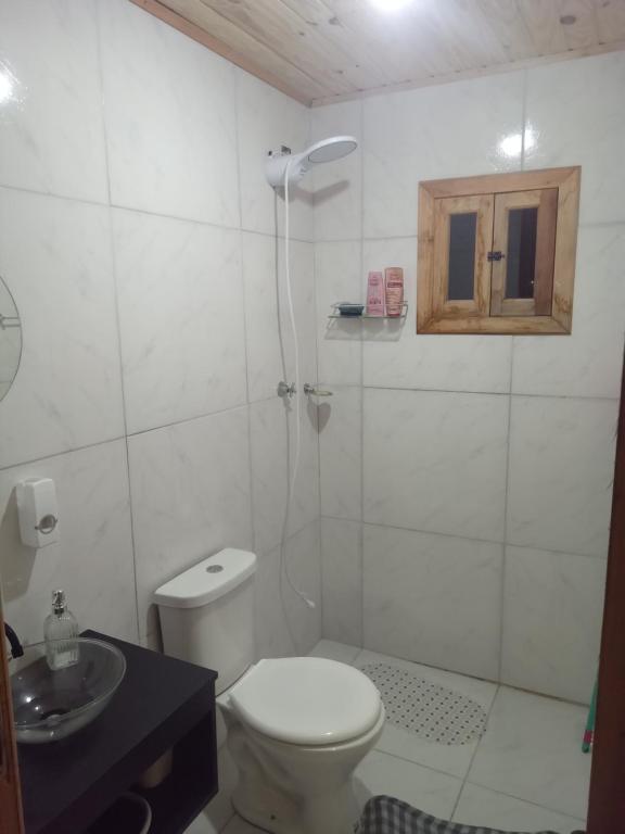 un bagno con doccia, WC e lavandino di Morada do Verão a Imbé