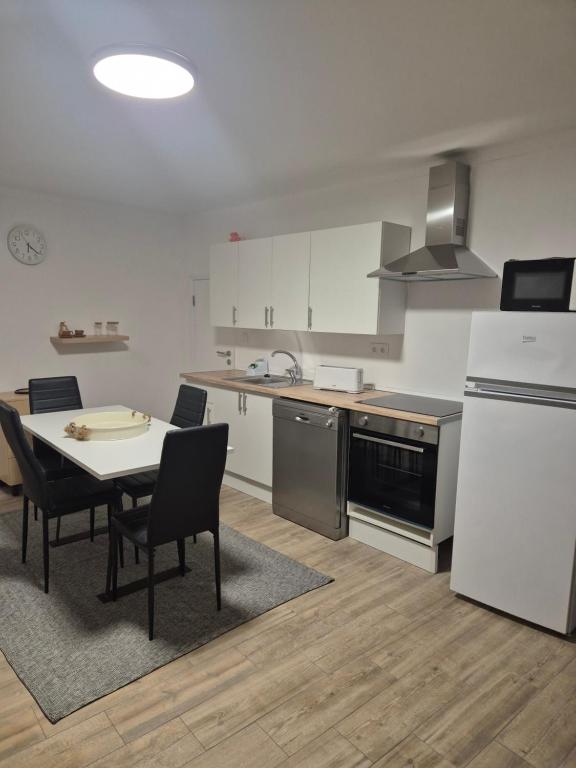 a kitchen with a table and chairs and appliances at Casa Branco in Borba