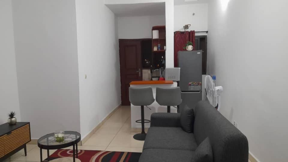 ein Wohnzimmer mit Sofa und eine Küche in der Unterkunft DS Residence509 in Bingerville