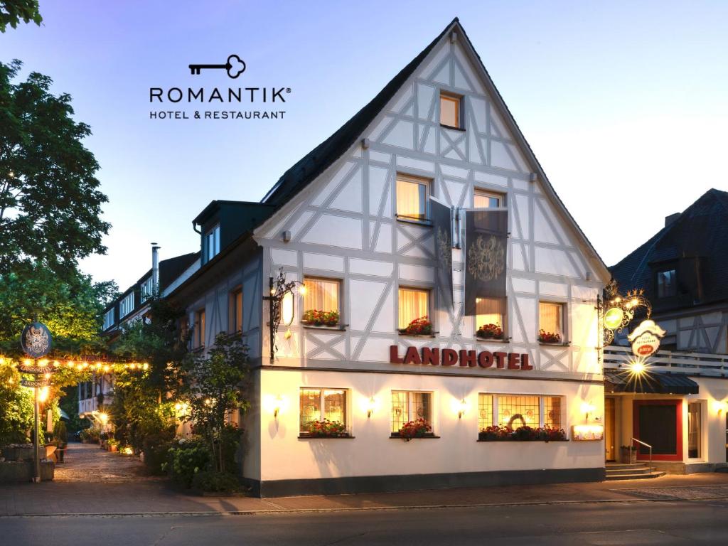 een wit gebouw met het woord 'land' erop geschreven. bij Romantik Landhotel 3Kronen in Adelsdorf