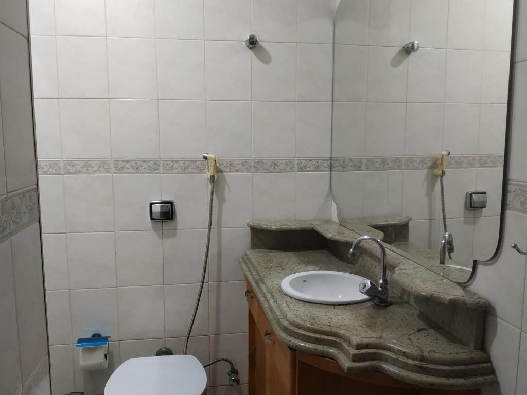 ein Badezimmer mit Waschbecken und Toilette in der Unterkunft Pousada São Mateus in Juiz de Fora