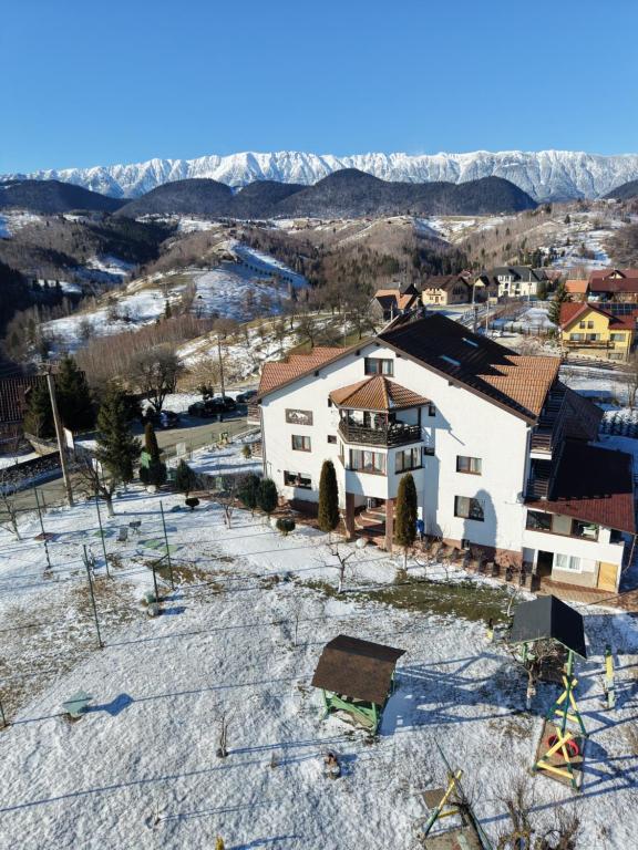 an aerial view of a house in the snow at Pensiunea Tabacaru in Peştera