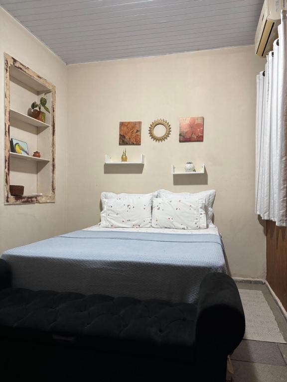 a bedroom with a bed with a blue blanket at Quarto em Casa familiar in Belém