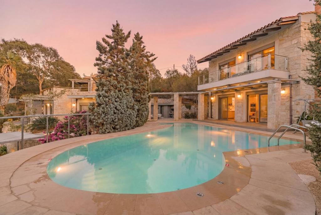 ein Swimmingpool im Hinterhof eines Hauses in der Unterkunft Thomais 2-Villa Stone Estate with Pool & Sea Views in Agia Pelagia