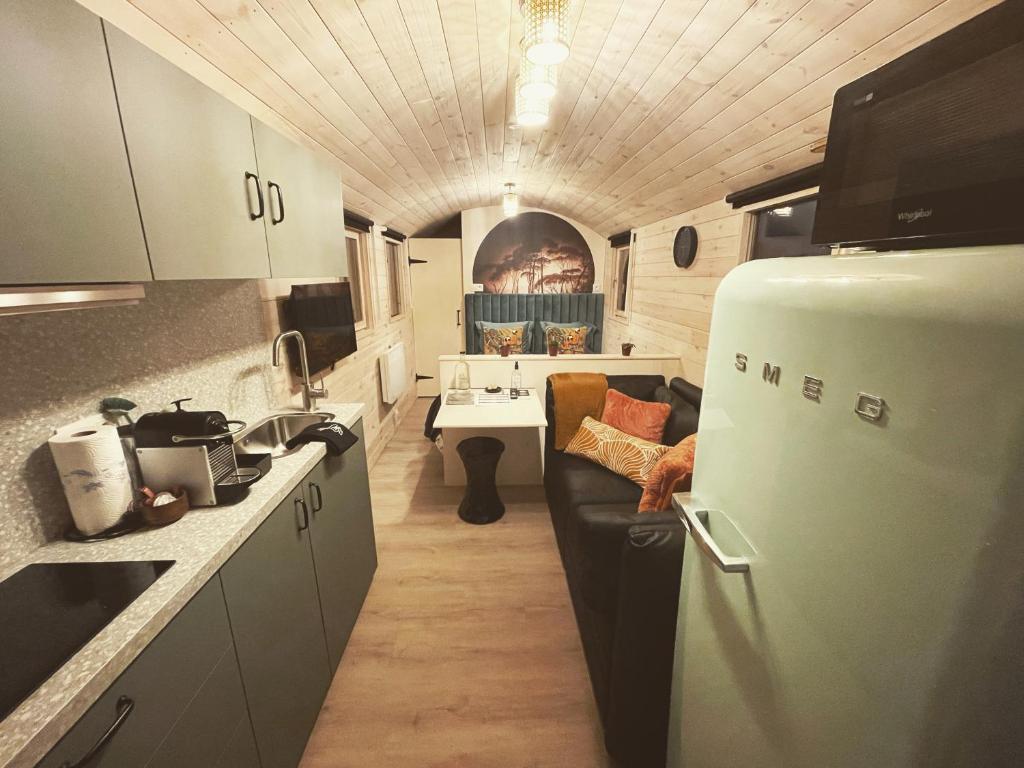 een keuken met een koelkast en een wastafel. bij Laurel & Hardy in Mechelen