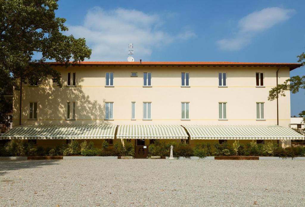 a large building with a large courtyard in front of it at La Viscontina in Somma Lombardo